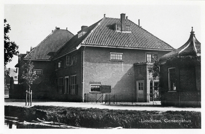 11375 Gezicht op de voor- en rechtergevel van het gemeentehuis (Raadhuisstraat 17) te Linschoten; met rechts de ...